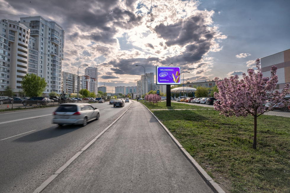 Фотография рекламного носителя, тип: Ситиборд 2.7x3.7, адрес: Фурманова ул., д.126 X Московская ул., Екатеринбург, Свердловская область, Россия. Сторона А1 №651433
