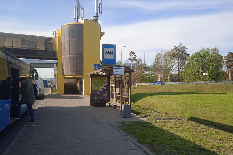 Фотография рекламного носителя, тип: Остановка 1.8x1.2, адрес: МКАД, 11 000м, ост. "11-й км.", поз.1, Москва, Россия. Сторона А №929759