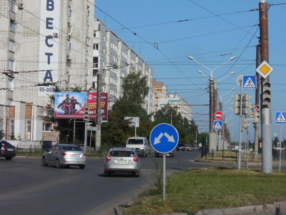 Фотография рекламного носителя, тип: Билборд 3x6, адрес: Перелета ул., д.8/1 X Комарова ул., Омск, Омская область, Россия. Сторона В №1009829