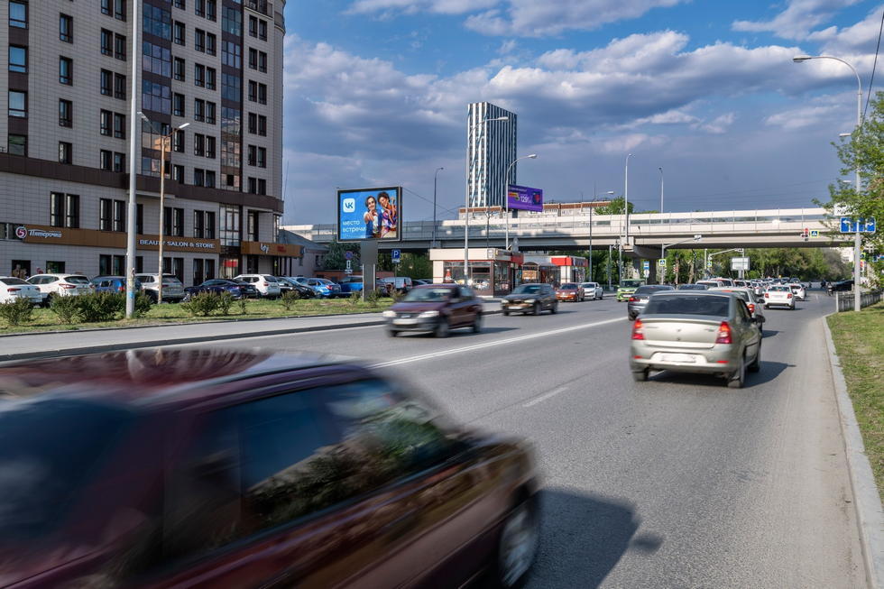 Фотография рекламного носителя, тип: Ситиборд 2.7x3.7, адрес: Фурманова ул., д.124 X Московская ул., Екатеринбург, Свердловская область, Россия. Сторона Б1-Б6 №651436