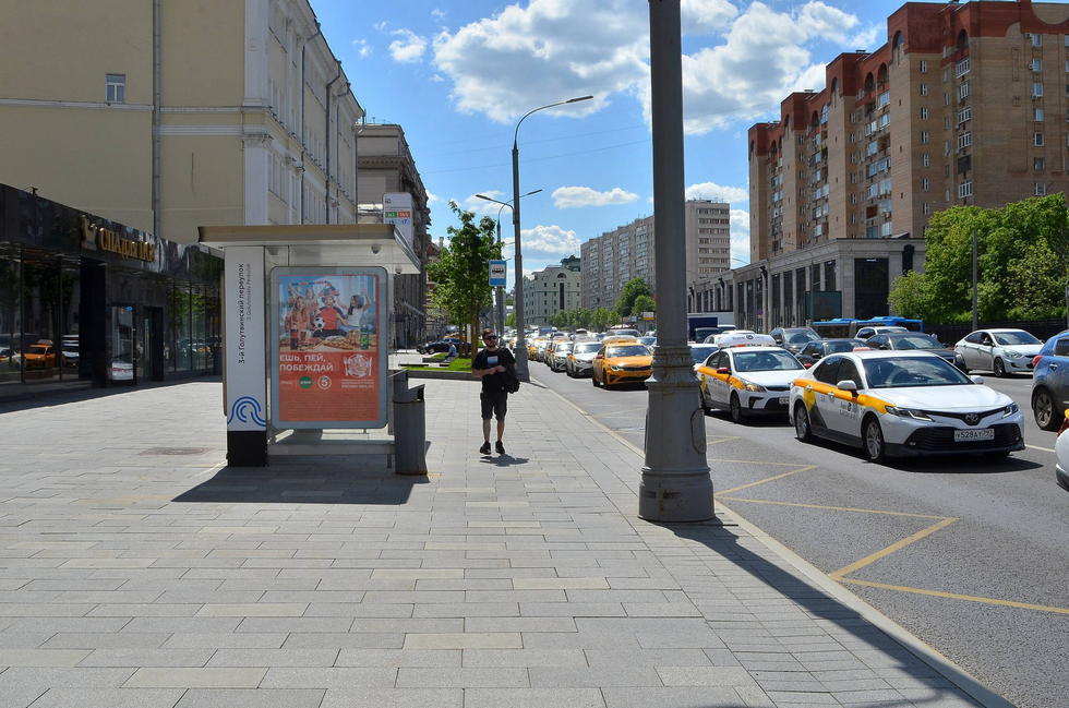 Фотография рекламного носителя, тип: Остановка 1.8x1.2, адрес: Б. Якиманка ул., д.17, Москва, Россия. Сторона Б №582633