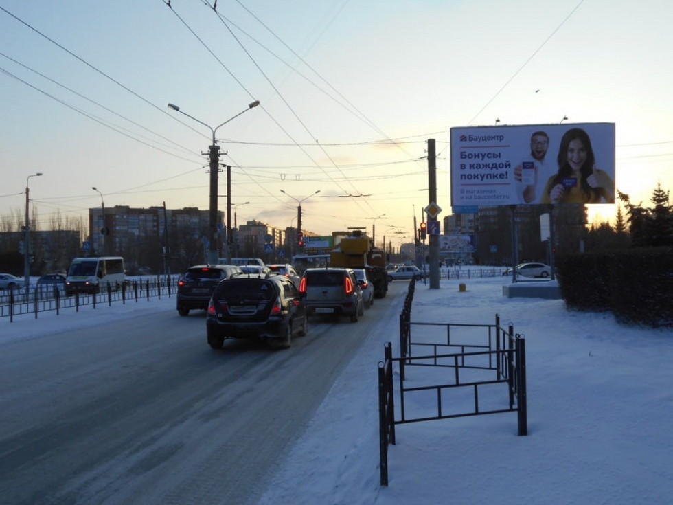 Фотография рекламного носителя, тип: Билборд 3x6, адрес: Перелета ул., д.8/1 X Комарова ул., Омск, Омская область, Россия. Сторона А №1009828