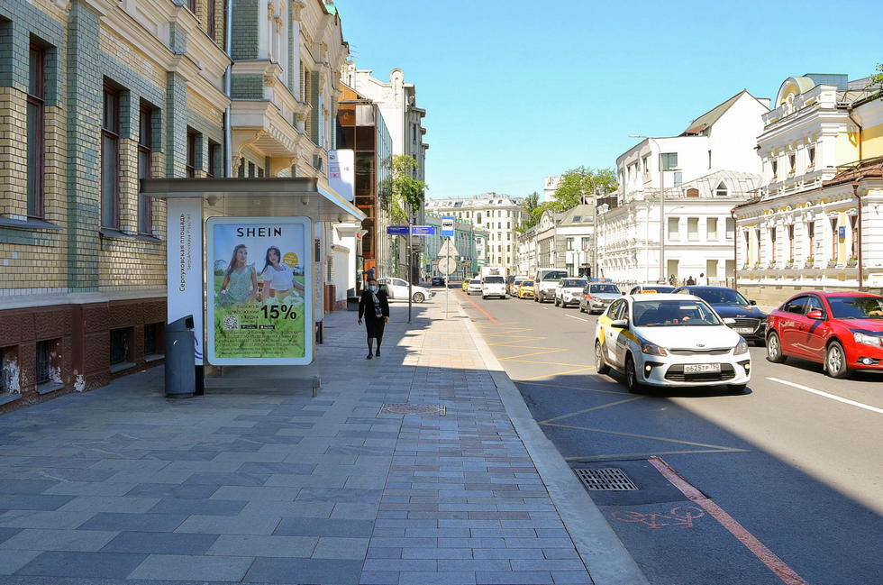 Фотография рекламного носителя, тип: Остановка 1.8x1.2, адрес: Полянка Б. ул., д.58, ост. Серпуховская пл., Москва, Россия. Сторона Б №335370