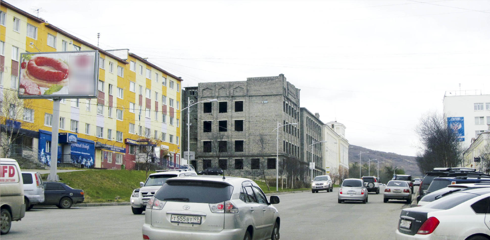 Фотография рекламного носителя, тип: Нестандартный билборд, адрес: Карла Маркса пр-т., д.54, Магадан, Магаданская область, Россия. Сторона Б1-Б3 №1051656