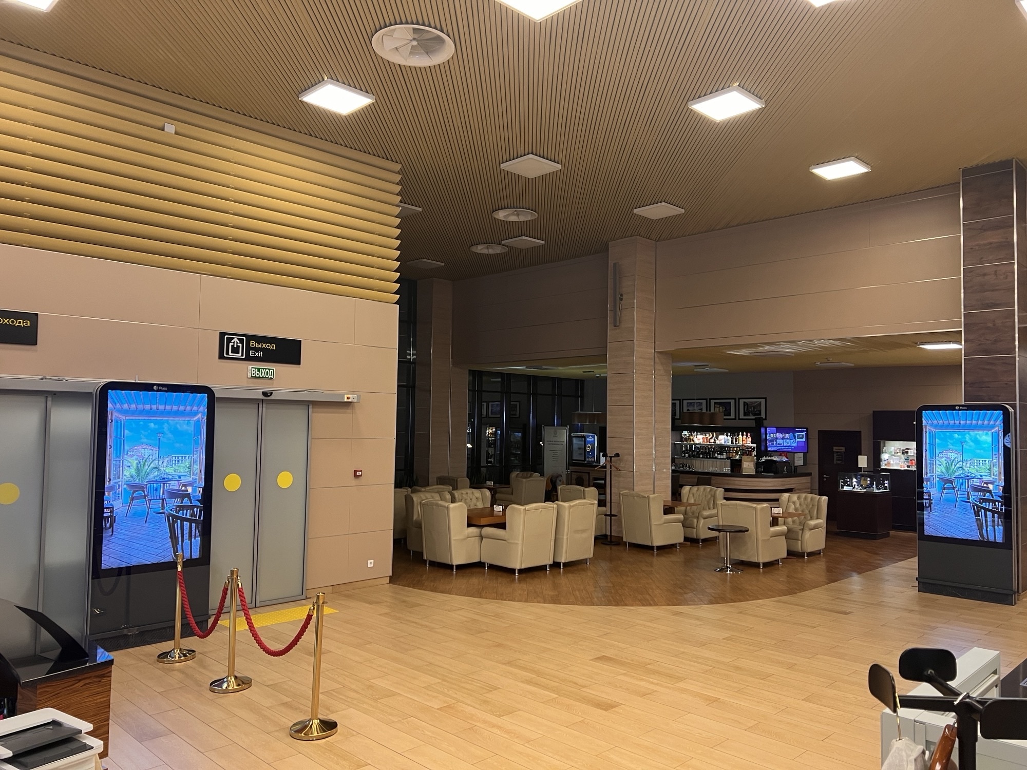 Фотография рекламного носителя, тип: Видеоэкран, адрес: Аэропорт «Адлер», Мира ул., д.50, Адлер, Краснодарский край, Россия. Сторона/вариант №1076212