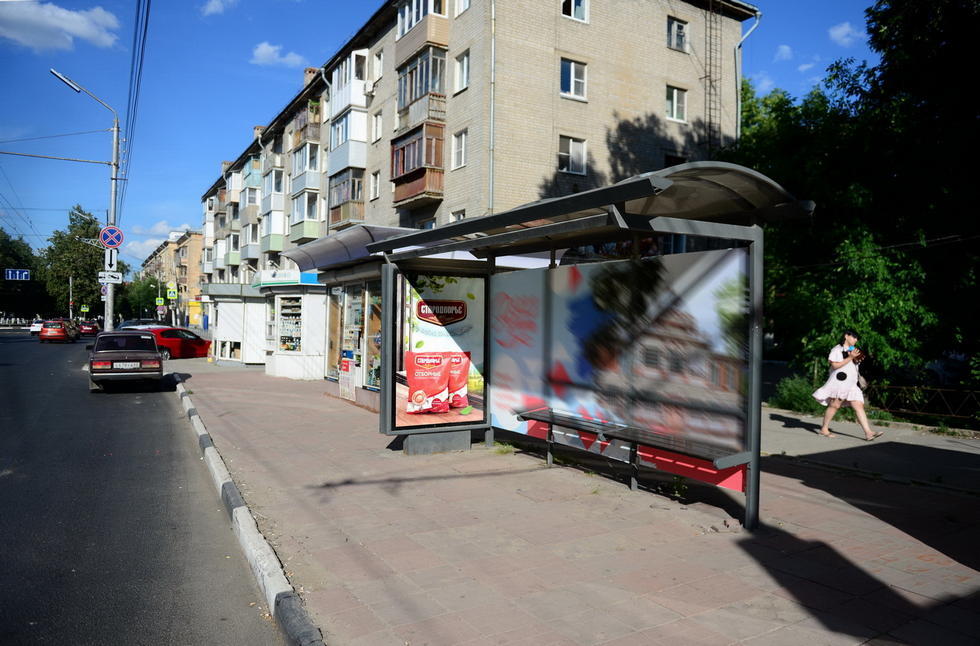 Фотография рекламного носителя, тип: Остановка 1.8x1.2, адрес: Есенина ул., д.61, Рязань, Рязанская область, Россия. Сторона А №574250