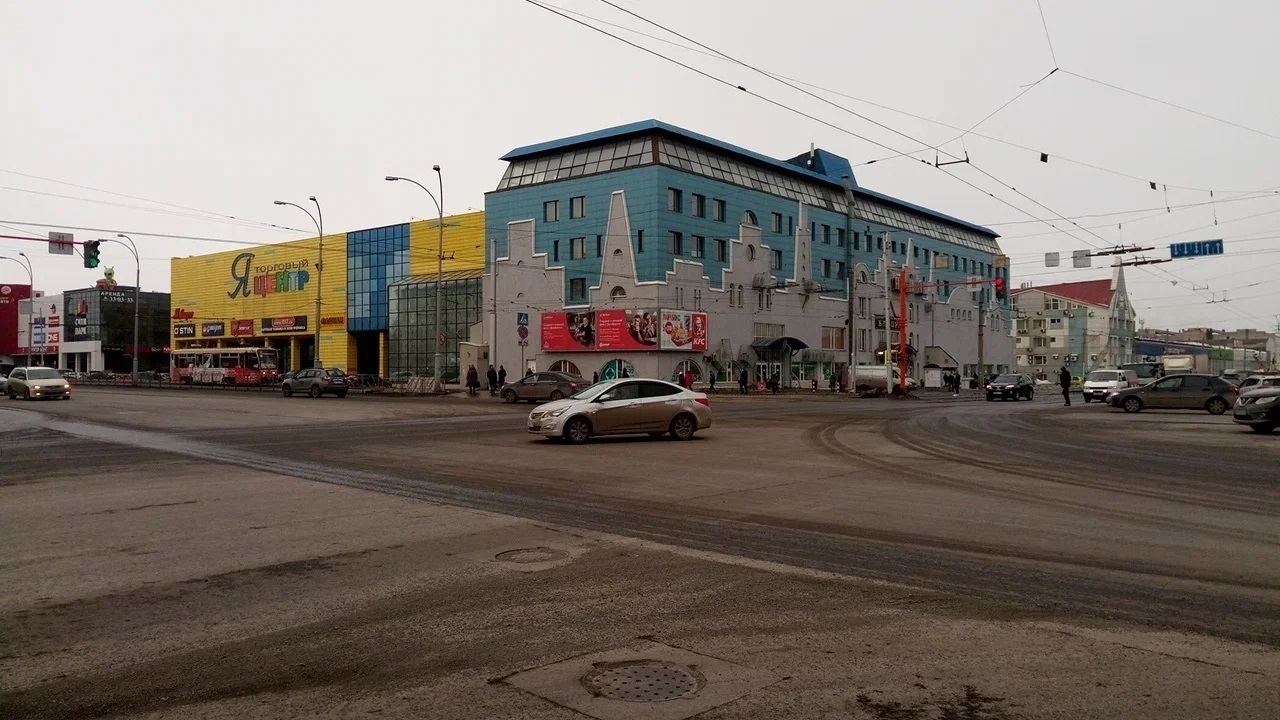 Фотография рекламного носителя, тип: Билборд 3x6, адрес: Кузнецкий пр-т., д.33б, ТЦ Я, в центр, Кемерово, Кемеровская область, Россия. Сторона А1-А3 №1068243