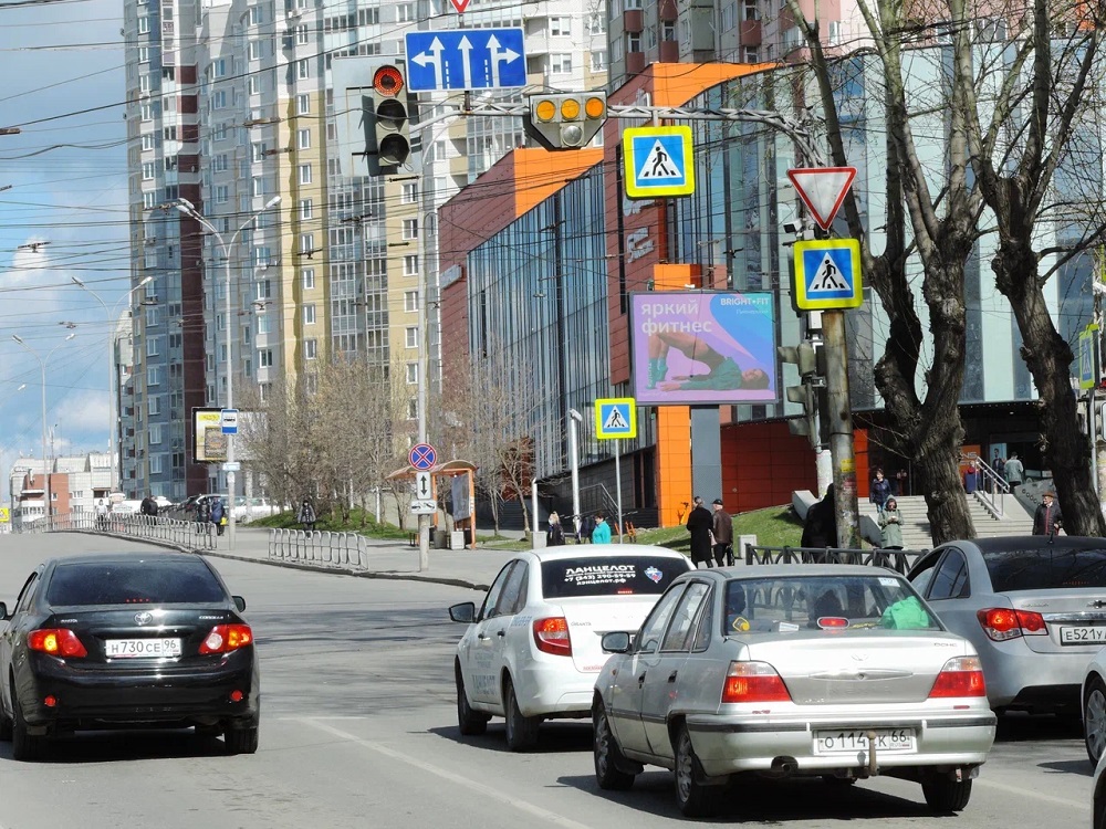 Фотография рекламного носителя, тип: Видеоэкран, адрес: Уральская ул. Х Блюхера ул., Екатеринбург, Свердловская область, Россия. Сторона A1-A10 №1056585