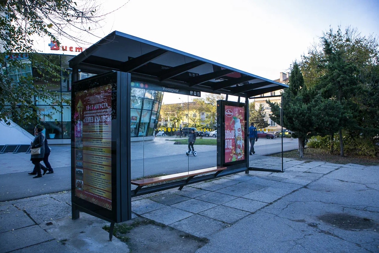 Фотография рекламного носителя, тип: Остановка 1.8x1.2, адрес: Фрунзе ул., "Универмаг", Евпатория, Республика Крым, Россия. Сторона Б1 №796936