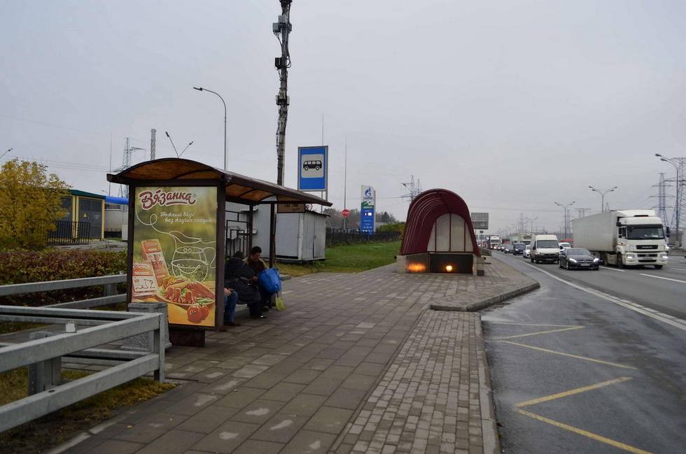Фотография рекламного носителя, тип: Остановка 1.8x1.2, адрес: МКАД, 108 000м, ост. "Горьковское ш.", Москва, Россия. Сторона Б №929758