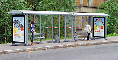 Фотография рекламного носителя, тип: Остановка 1.8x1.2, адрес: Урицкого ул., д.1, поз.1, Архангельск, Архангельская область, Россия. Сторона A №721190