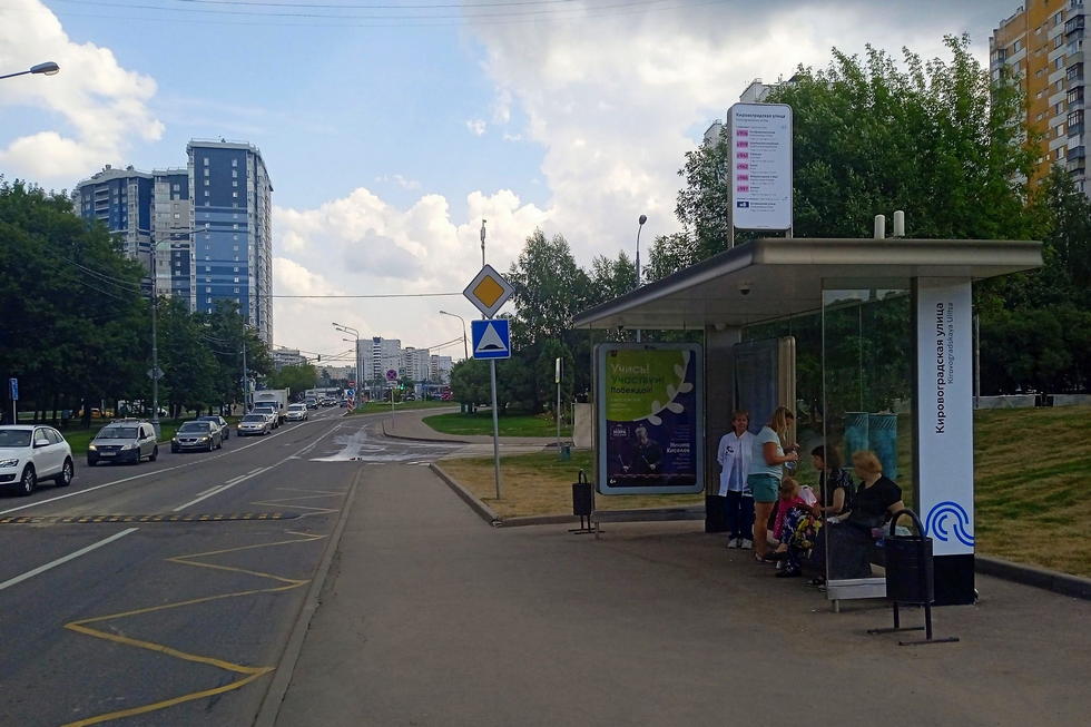 Фотография рекламного носителя, тип: Остановка 1.8x1.2, адрес: Янгеля Академика ул., д.5, Москва, Россия. Сторона А №800862