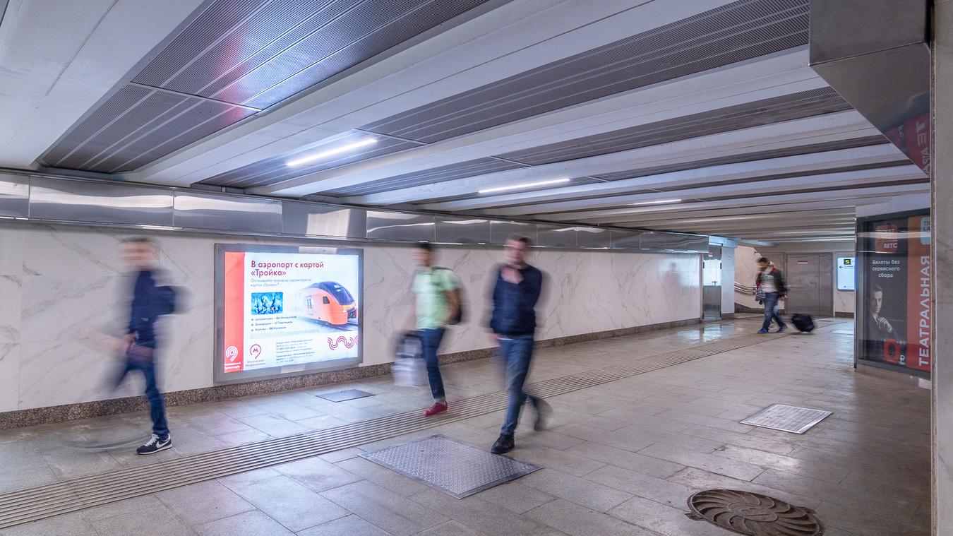 Фотография рекламного носителя, тип: Лайтбокс, адрес: Станция метро «Крылатское», линия Арбатско-Покровская, Москва, Россия. Сторона/вариант 4 №822172