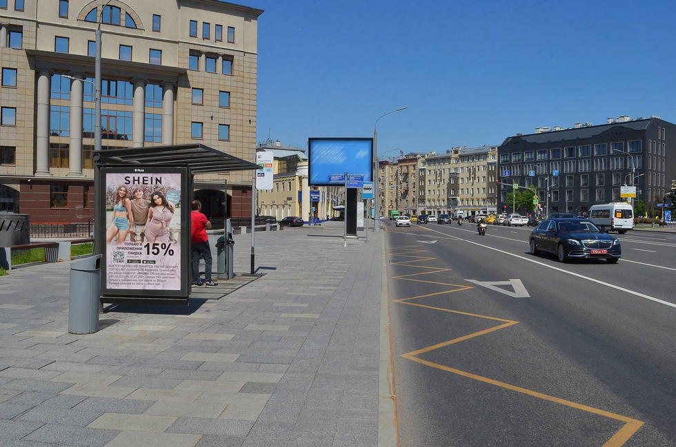 Фотография рекламного носителя, тип: Остановка 1.8x1.2, адрес: Б. Якиманка ул., д.22, Москва, Россия. Сторона Б №582634