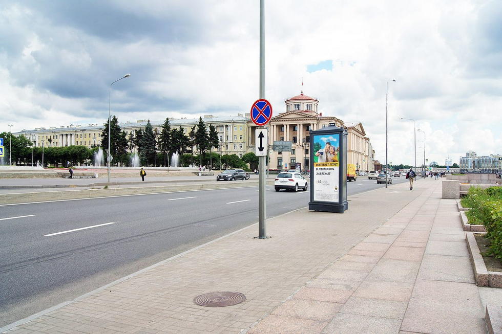 Фотография рекламного носителя, тип: Пиллар 3x1.4, адрес: Арсенальная наб. Х Ленина пл., Санкт-Петербург, Россия. Сторона А №724836