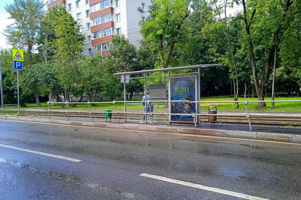 Фотография рекламного носителя, тип: Остановка 1.8x1.2, адрес: Черемушкинская Большая ул., д.15, корп.1, Москва, Россия. Сторона B №809189