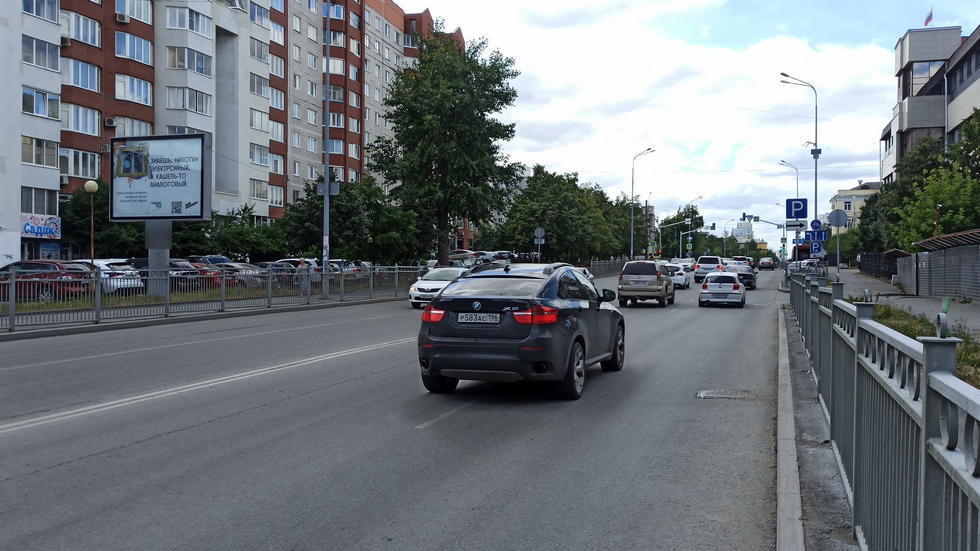 Фотография рекламного носителя, тип: Ситиборд 2.7x3.7, адрес: Фурманова ул., д.30 Х Чапаева ул., Екатеринбург, Свердловская область, Россия. Сторона Б1-Б5 №1024076