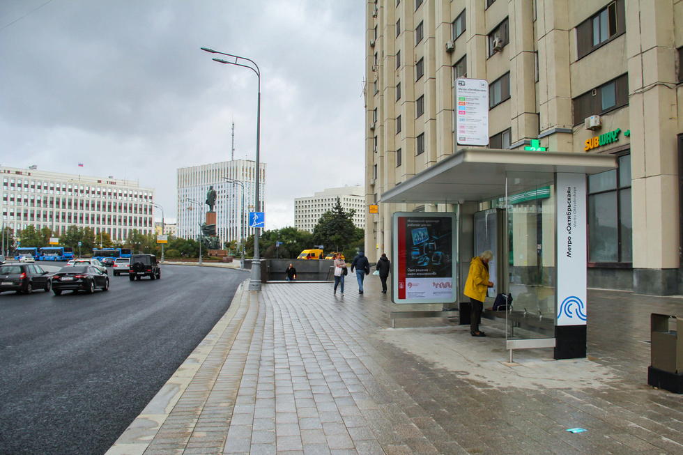 Фотография рекламного носителя, тип: Остановка 1.8x1.2, адрес: Ленинский пр-т., ост. Метро Октябрьская, поз.1, Москва, Россия. Сторона А1-А5 №499405