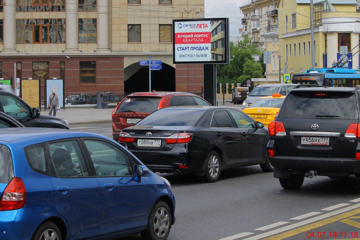 Фотография рекламного носителя, тип: Ситиборд 2.7x3.7, адрес: Якиманка Б. ул. X Якиманка Малая ул., Москва, Россия. Сторона B1-B6 №689190