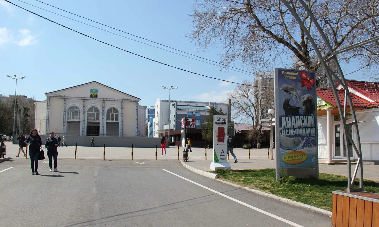 Фотография рекламного носителя, тип: Пиллар 3x1.4, адрес: Горького ул., каФе «У Платана», Анапа, Краснодарский край, Россия. Сторона Б №785095