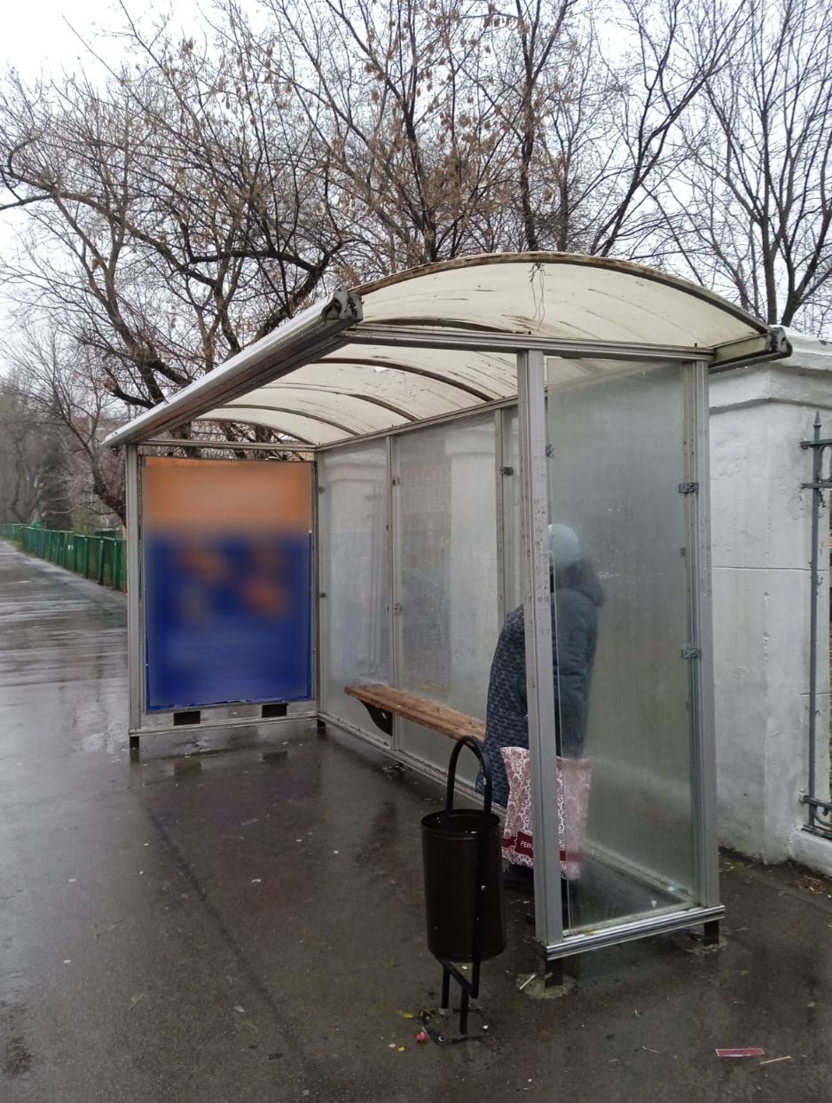 Фотография рекламного носителя, тип: Остановка 1.8x1.2, адрес: Крымская ул., д.2, из центра, Саратов, Саратовская область, Россия. Сторона А №585141