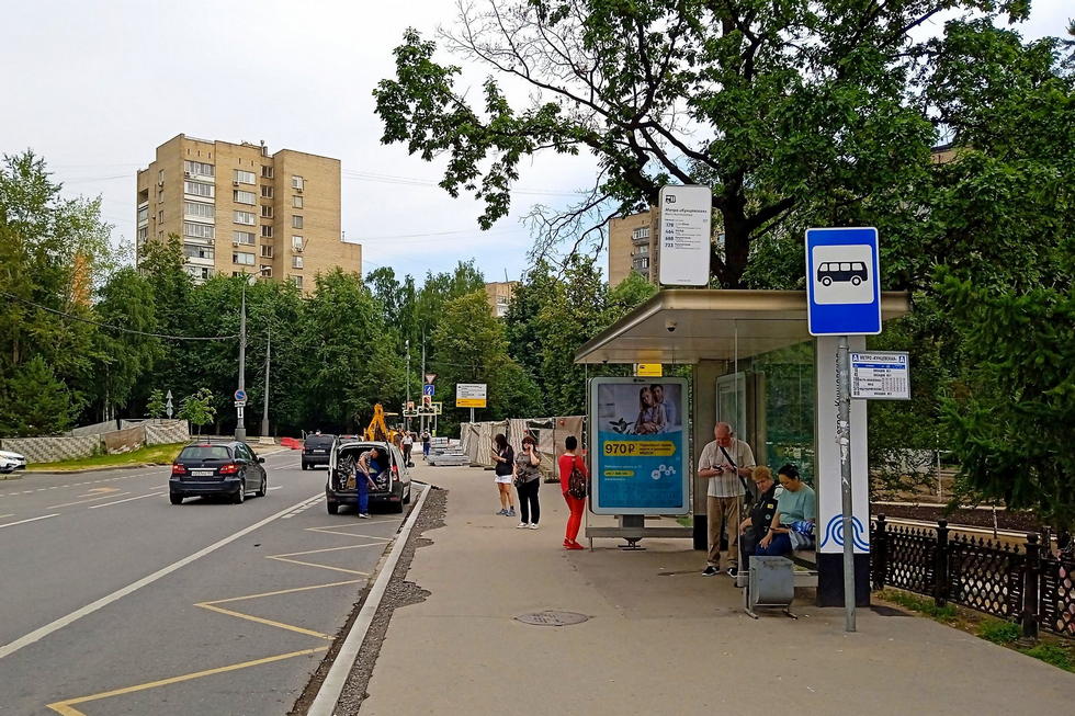 Фотография рекламного носителя, тип: Остановка 1.8x1.2, адрес: Рублевское ш., д.4, поз.3, Москва, Россия. Сторона А №933508