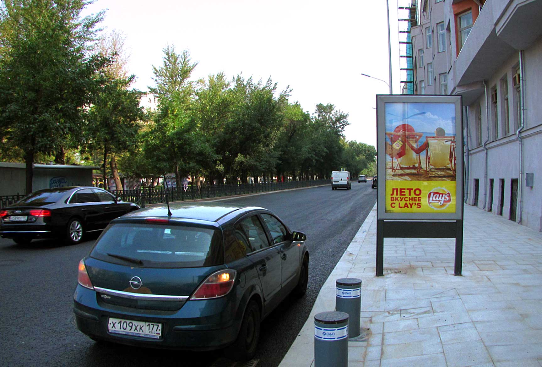 Фотография рекламного носителя, тип: Ситиформат 1.8x1.2, адрес: Тверской б-р., д.2, Москва, Россия. Сторона А1-А5 №436873