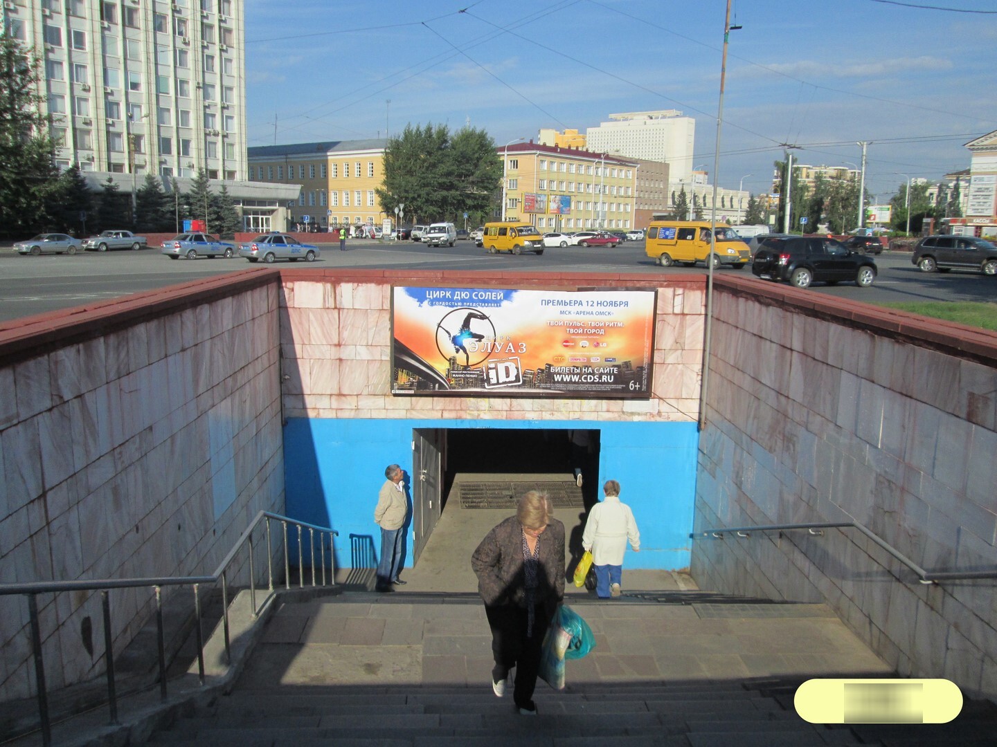 Фотография рекламного носителя, тип: Нестандартный билборд, адрес: Интернациональная ул., ост. к/т Маяковский, поз.2, Омск, Омская область, Россия. Сторона Б №420925