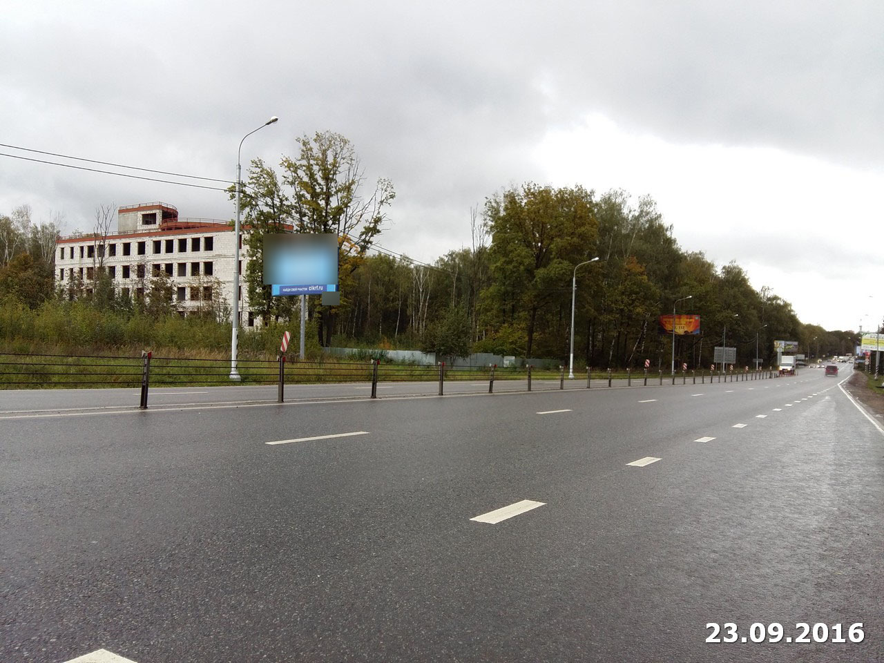 Фотография рекламного носителя, тип: Билборд 3x6, адрес: Пятницкое ш., 55 800м, Московская область, Россия. Сторона B №438727