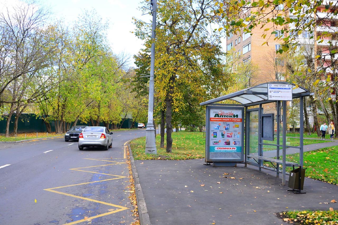 Фотография рекламного носителя, тип: Остановка 1.8x1.2, адрес: Паршина ул., д.6, поз.1, Москва, Россия. Сторона А1 №931786