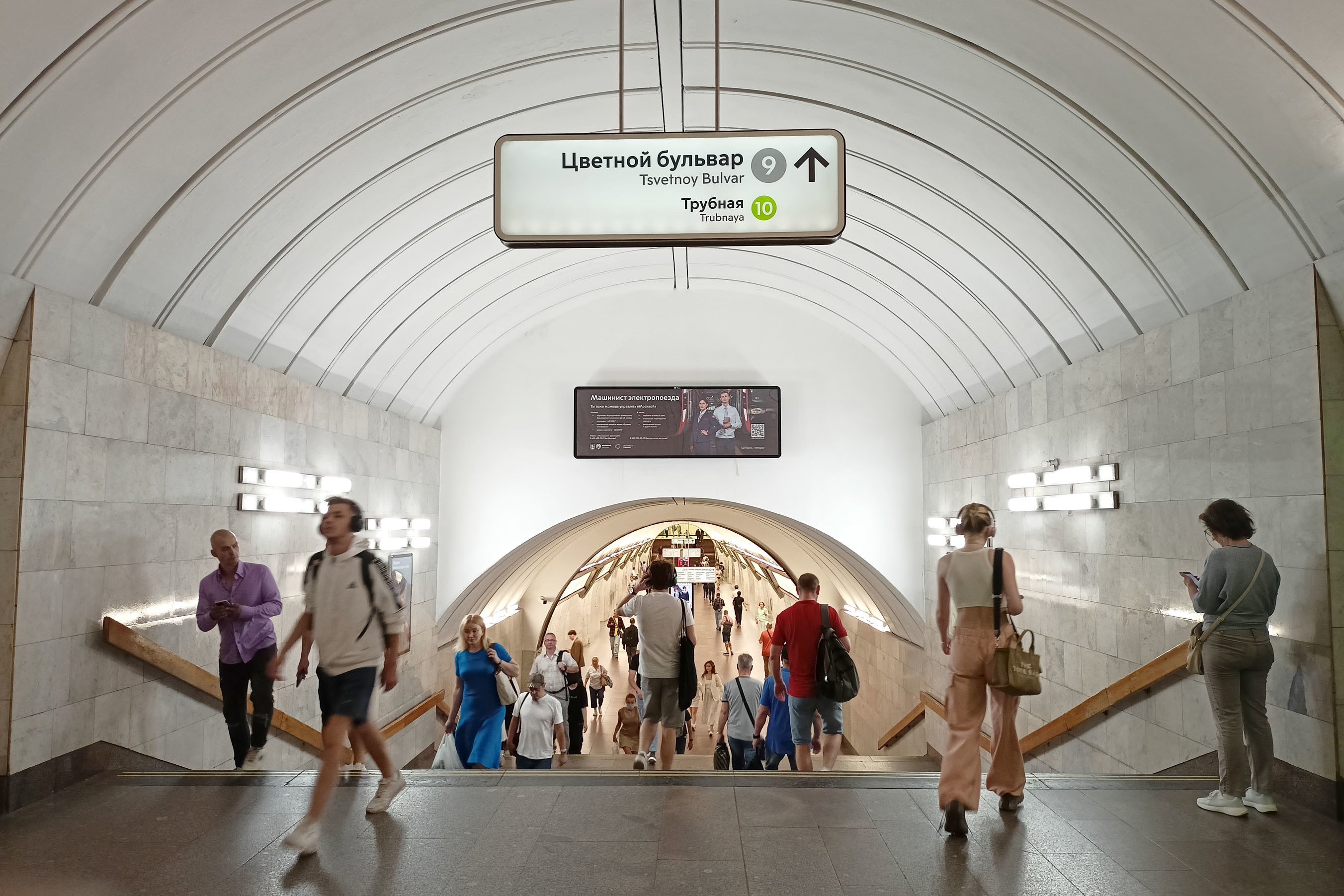 Фотография рекламного носителя, тип: Видеоэкран, адрес: Станция метро «Цветной бульвар», линия Серпуховско-Тимирязевская, Москва, Россия. Сторона/вариант A1 №1055264