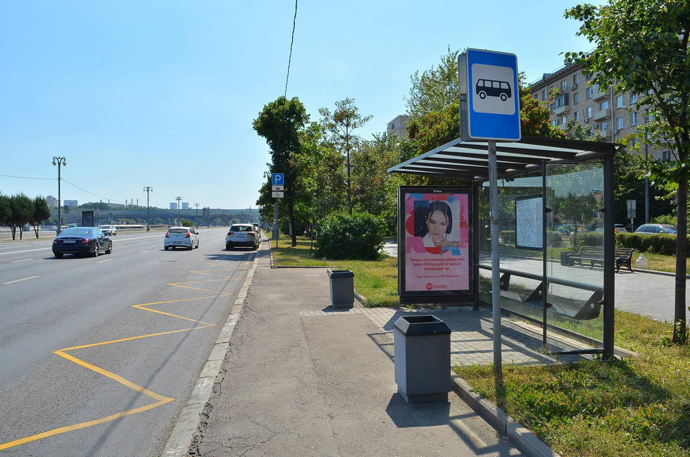 Фотография рекламного носителя, тип: Остановка 1.8x1.2, адрес: Фрунзенская наб. Х Тимура Фрунзе ул., поз.1, Москва, Россия. Сторона А №335224