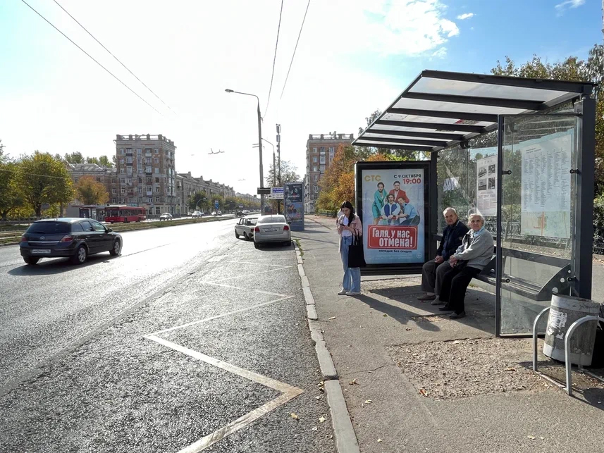 Фотография рекламного носителя, тип: Остановка 1.8x1.2, адрес: Декабристов ул., ост. Гагарина ул., поз.2, Казань, Республика Татарстан, Россия. Сторона A №837627
