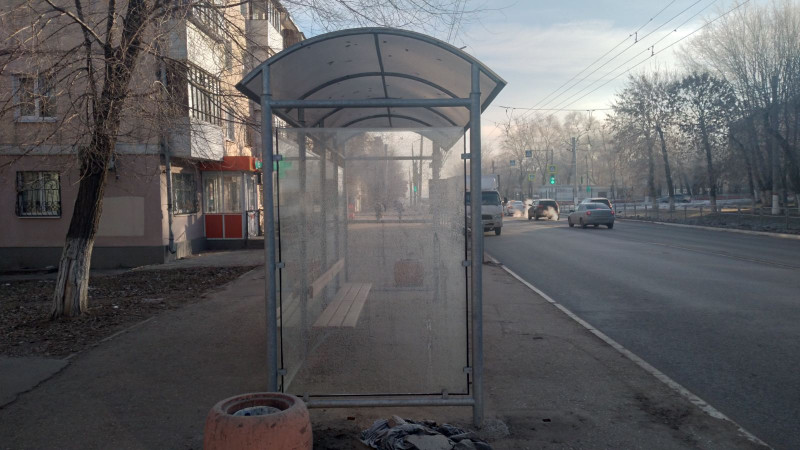 Фотография рекламного носителя, тип: Остановка 1.8x1.2, адрес: Победы пр-т., д. 15В Х Киевская ул., Новокуйбышевск, Самарская область, Россия. Сторона B2 №1081493