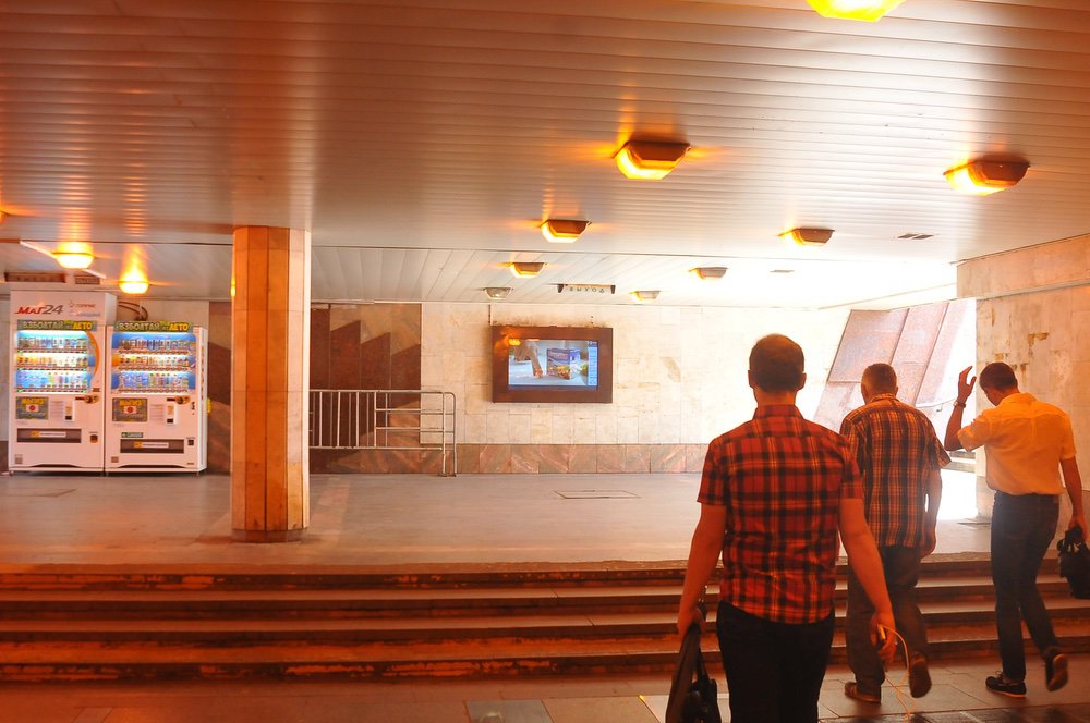 Фотография рекламного носителя, тип: Видеоэкран, адрес: Станция метро «Парк Победы», линия Арбатско-Покровская, Москва, Россия. Сторона/вариант А2 №698741