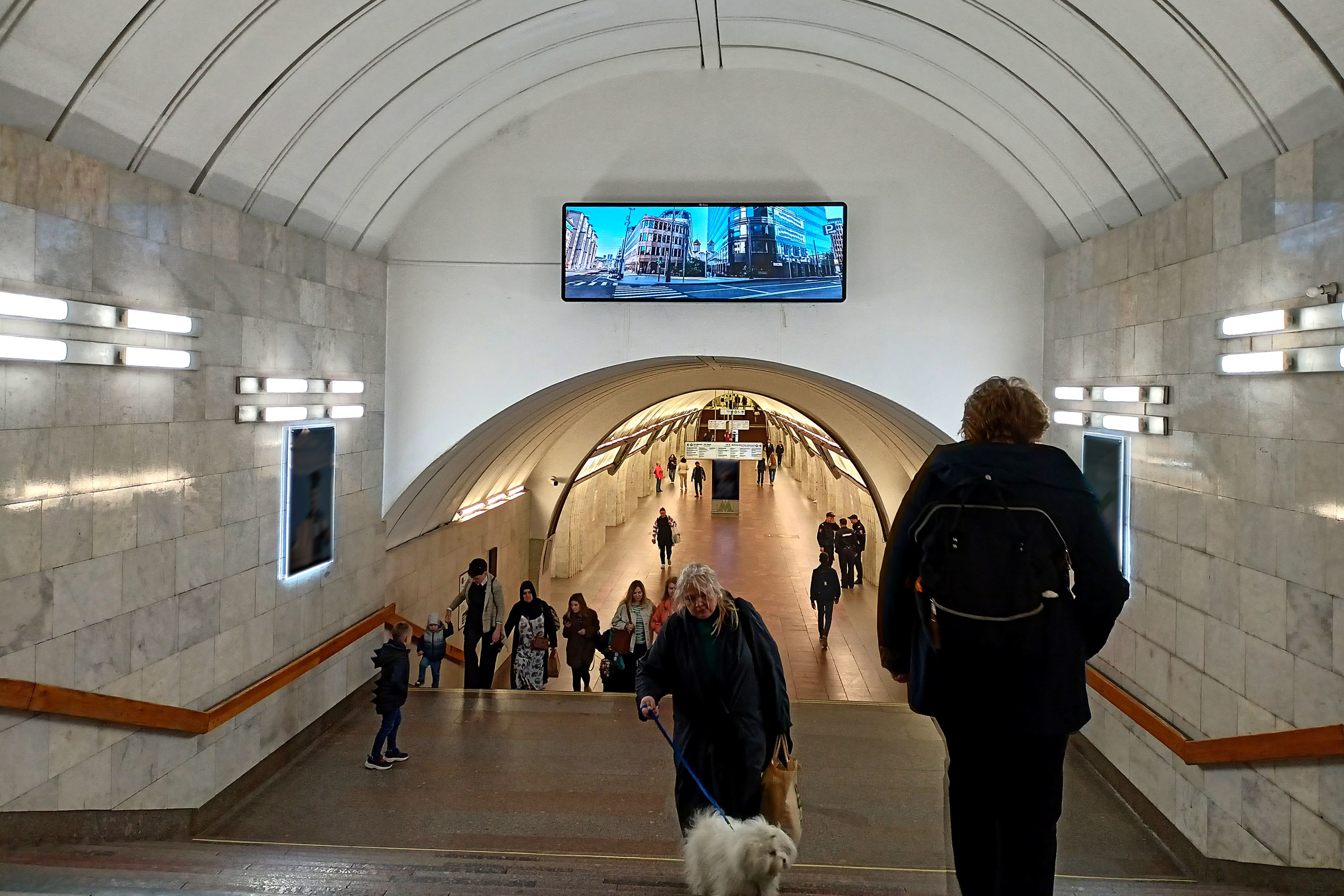 Фотография рекламного носителя, тип: Видеоэкран, адрес: Станция метро «Цветной бульвар», линия Серпуховско-Тимирязевская, Москва, Россия. Сторона/вариант A1 №1055265