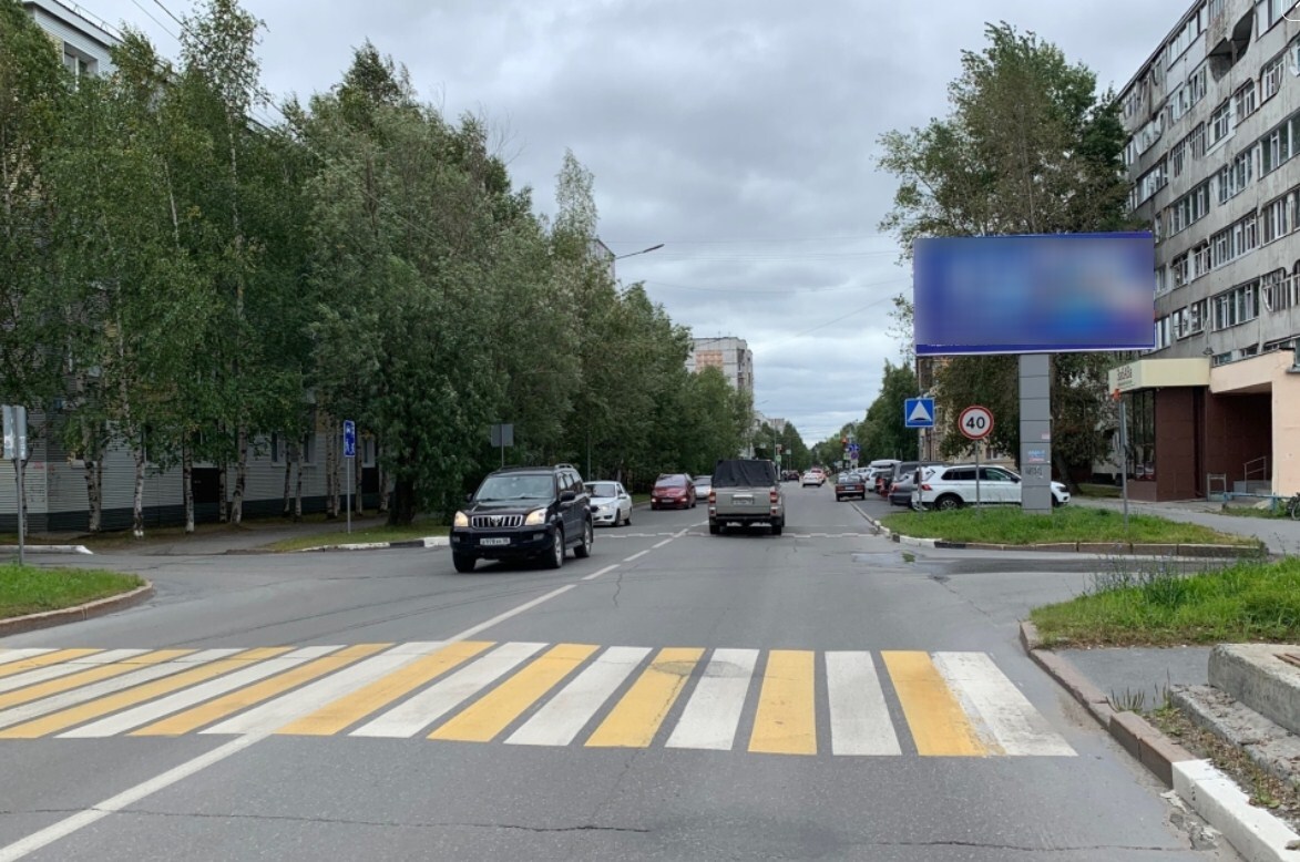 Фотография рекламного носителя, тип: Билборд 3x6, адрес: Бахилова ул., д.3, поз.1, Сургут, Ханты-Мансийский автономный округ – Югра, Россия. Сторона А №960104