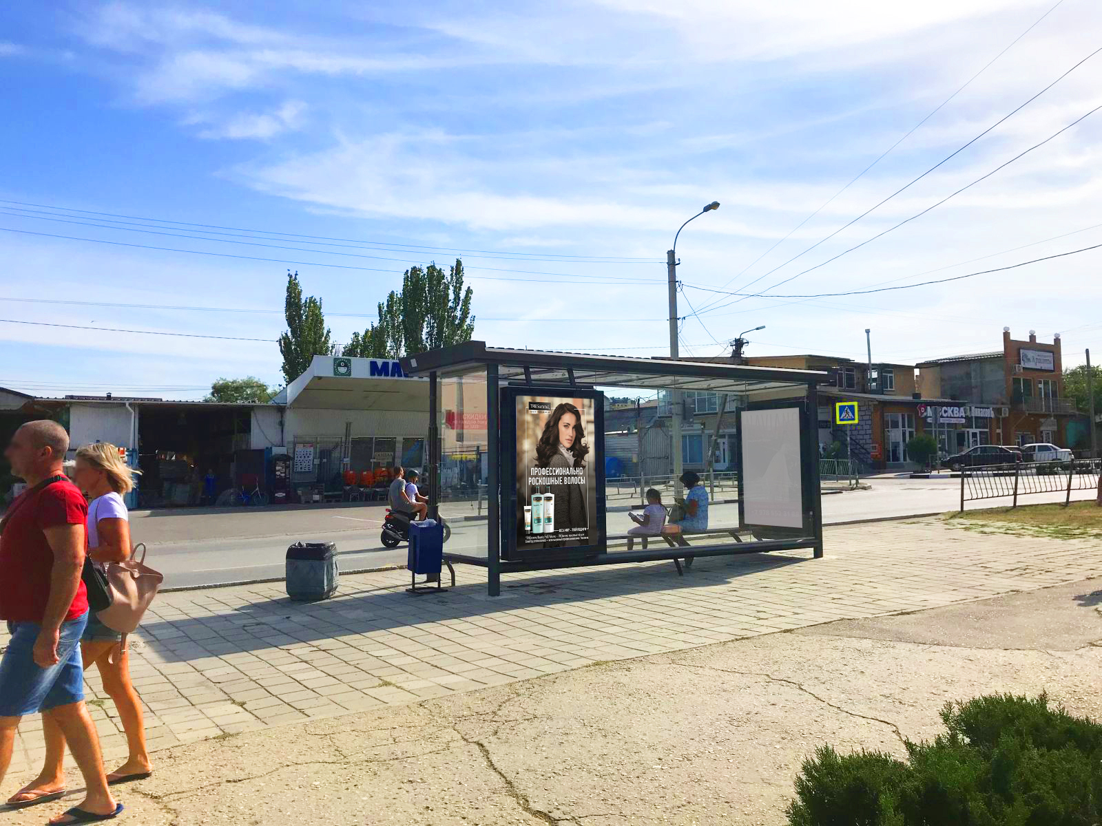 Фотография рекламного носителя, тип: Остановка 1.8x1.2, адрес: Крымская ул. Х Гарнаева ул., д.64, Феодосия, Республика Крым, Россия. Сторона B2 №843711