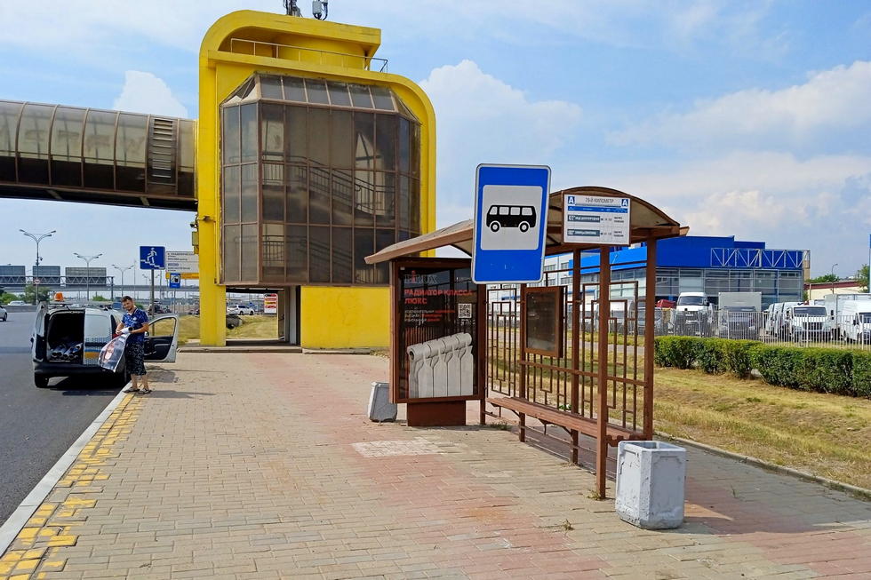 Фотография рекламного носителя, тип: Остановка 1.8x1.2, адрес: МКАД, 78 000м, поз.1, Москва, Россия. Сторона А №889090