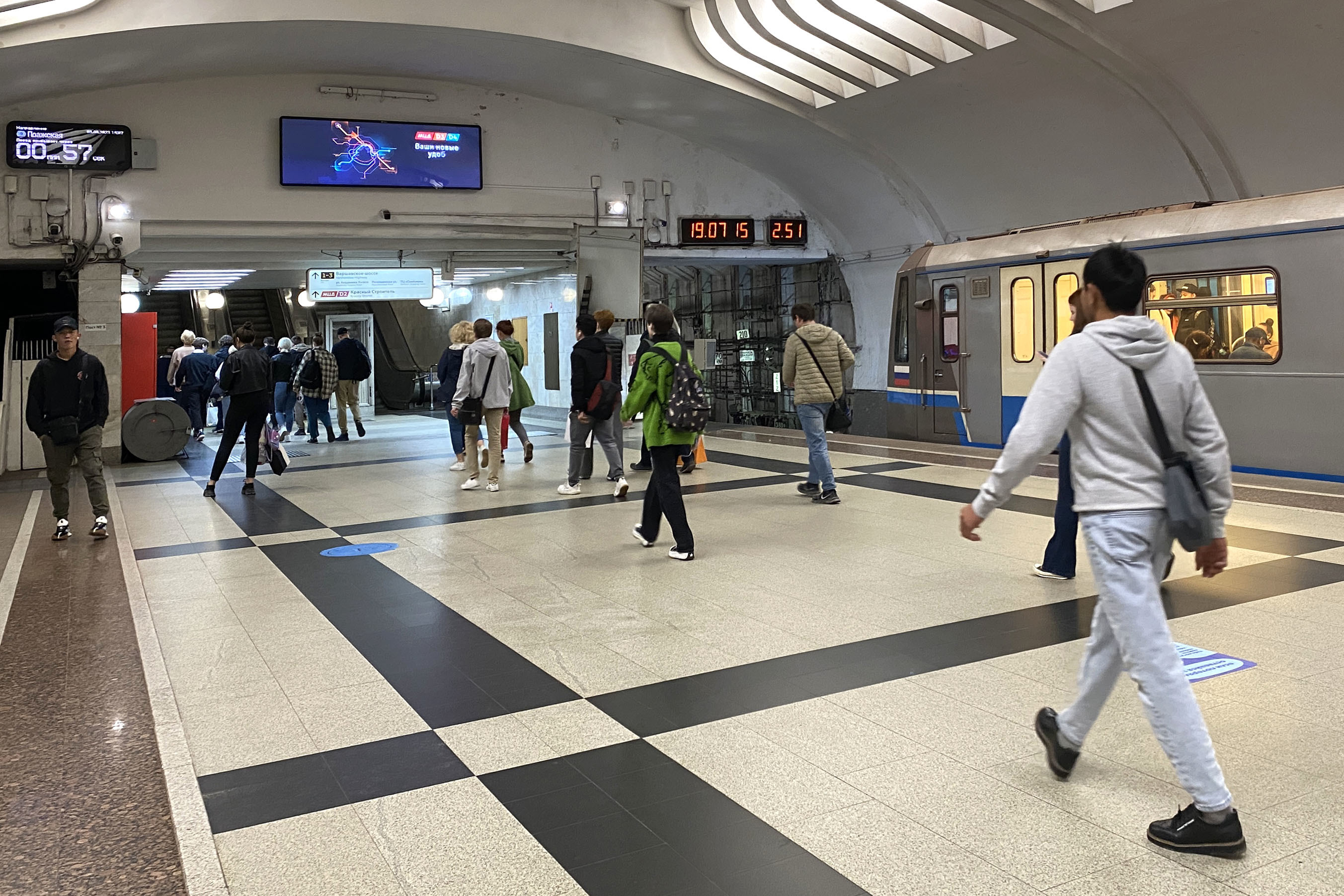 Фотография рекламного носителя, тип: Видеоэкран, адрес: Станция метро «Улица Академика Янгеля», линия Серпуховско-Тимирязевская, Москва, Россия. Сторона/вариант A1 №1055263