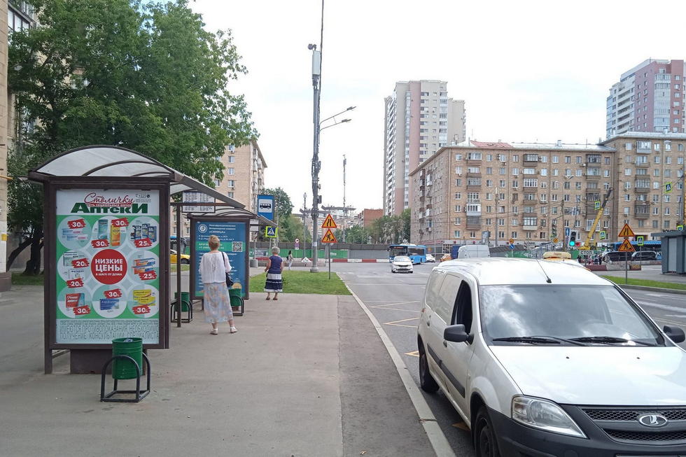 Фотография рекламного носителя, тип: Остановка 1.8x1.2, адрес: Строителей ул., ост. "Строителей ул.", Москва, Россия. Сторона Б №934201