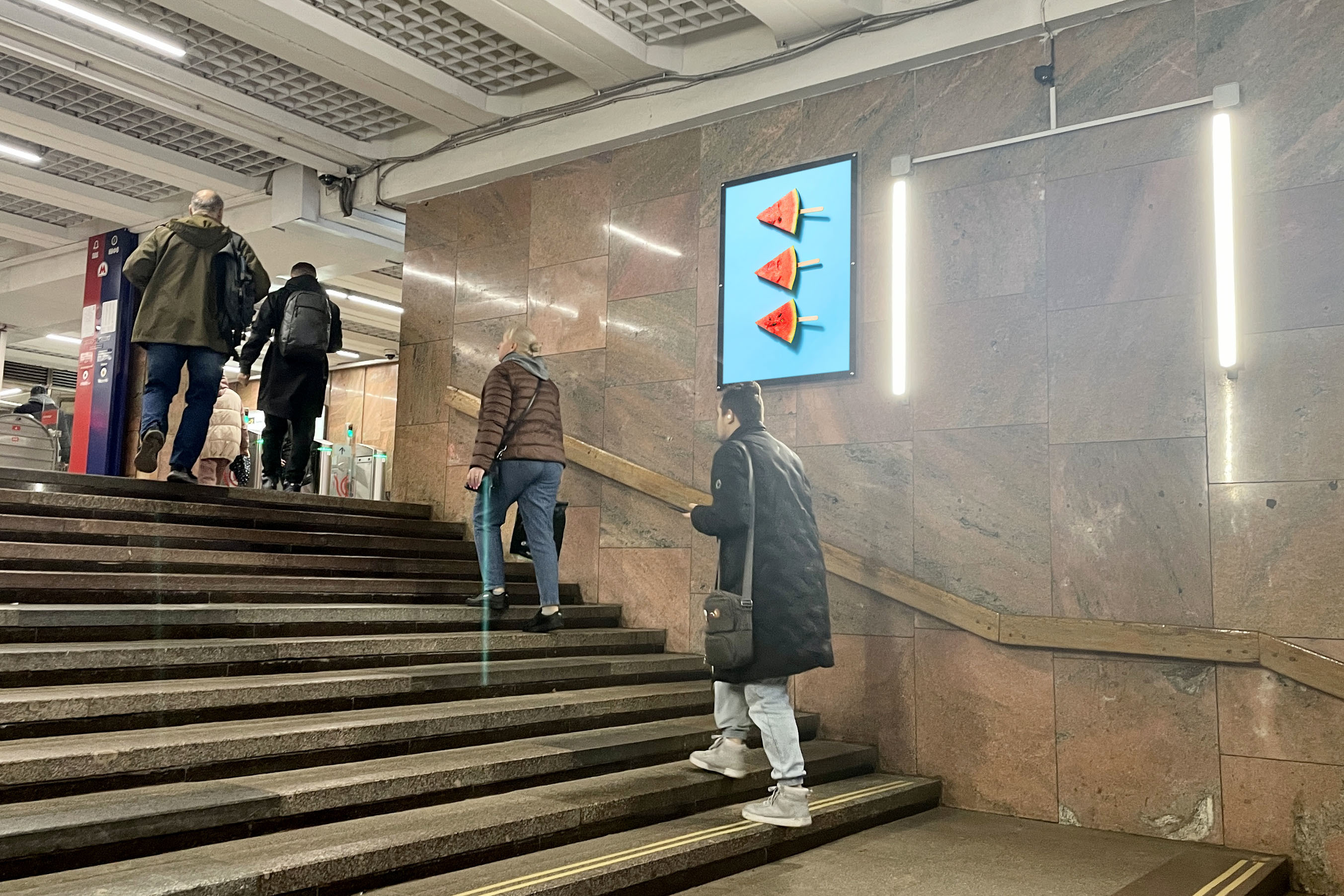 Фотография рекламного носителя, тип: Кристалайт, адрес: Станция метро «Щукинская», линия Таганско-Краснопресненская, Москва, Россия. Сторона/вариант №1001853