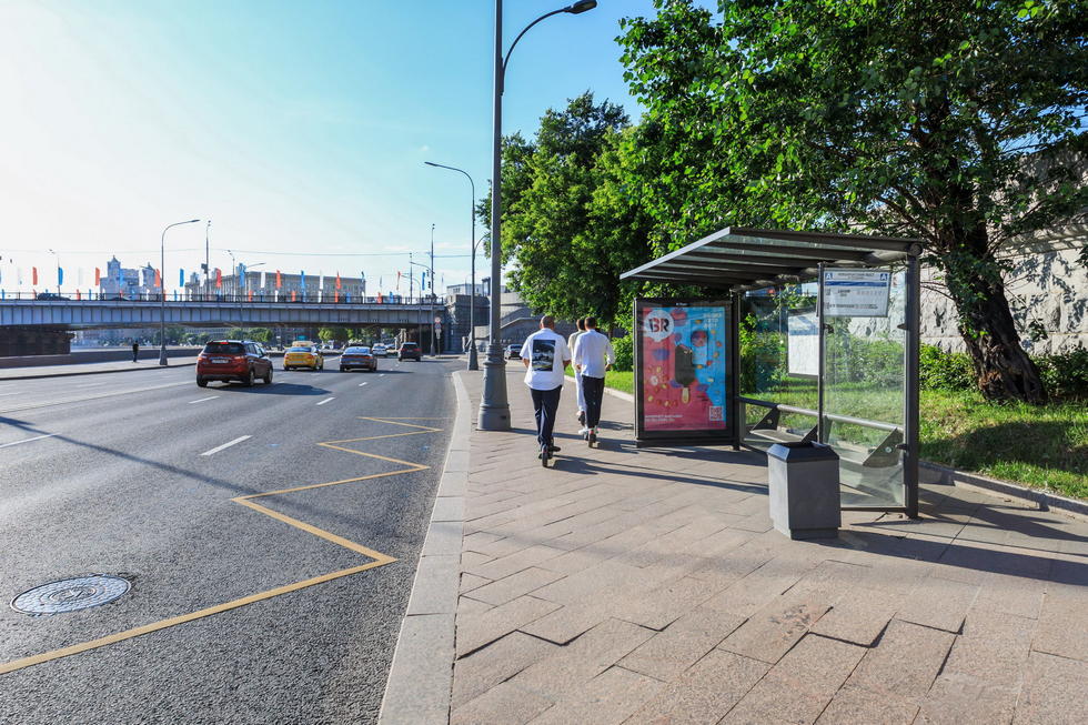 Фотография рекламного носителя, тип: Остановка 1.8x1.2, адрес: Смоленская наб., Москва, Россия. Сторона А №335538