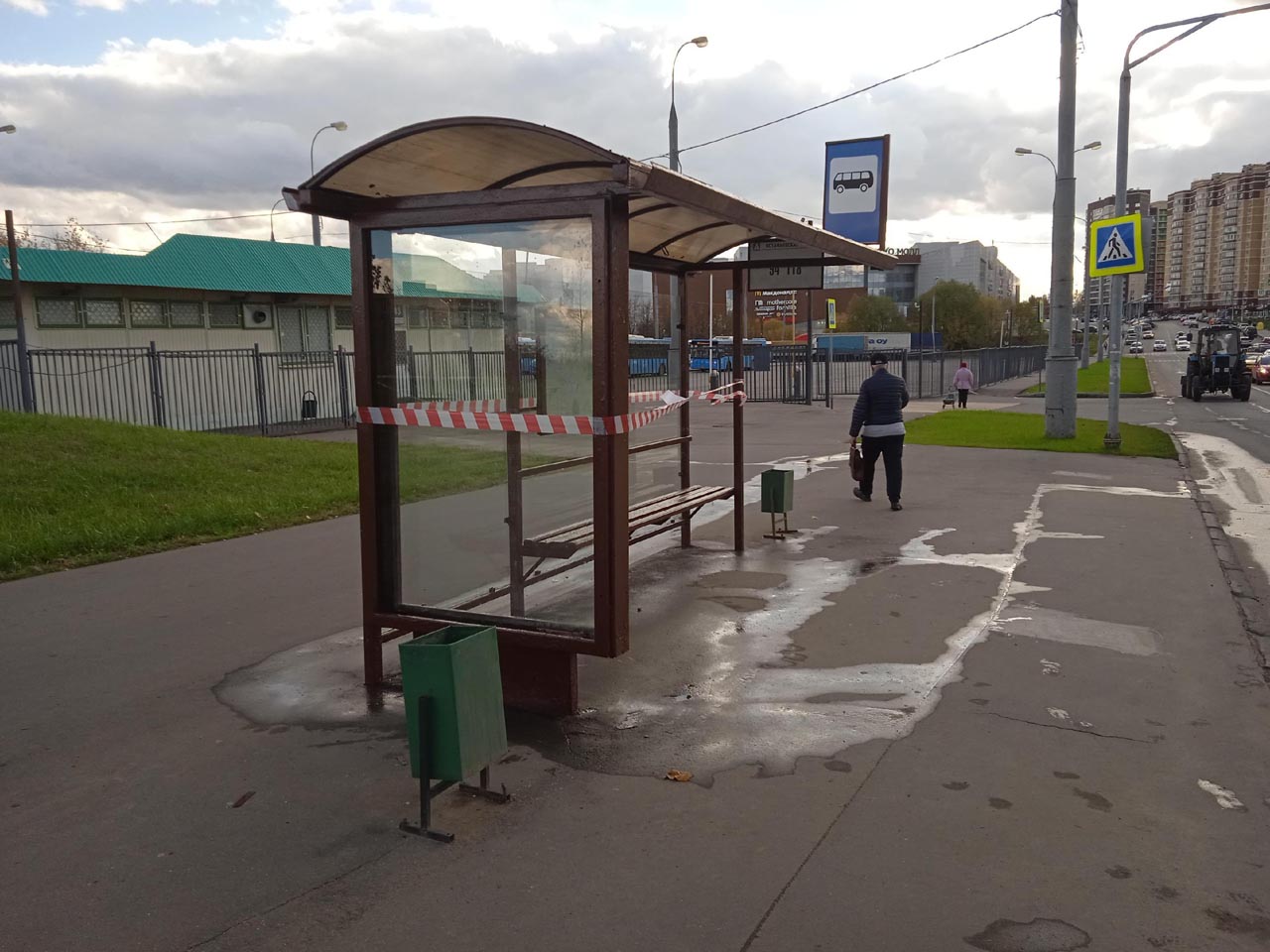 Фотография рекламного носителя, тип: Остановка 1.8x1.2, адрес: Остафьевская ул., ост. "Остафьевская ул.", Москва, Россия. Сторона Б №931640