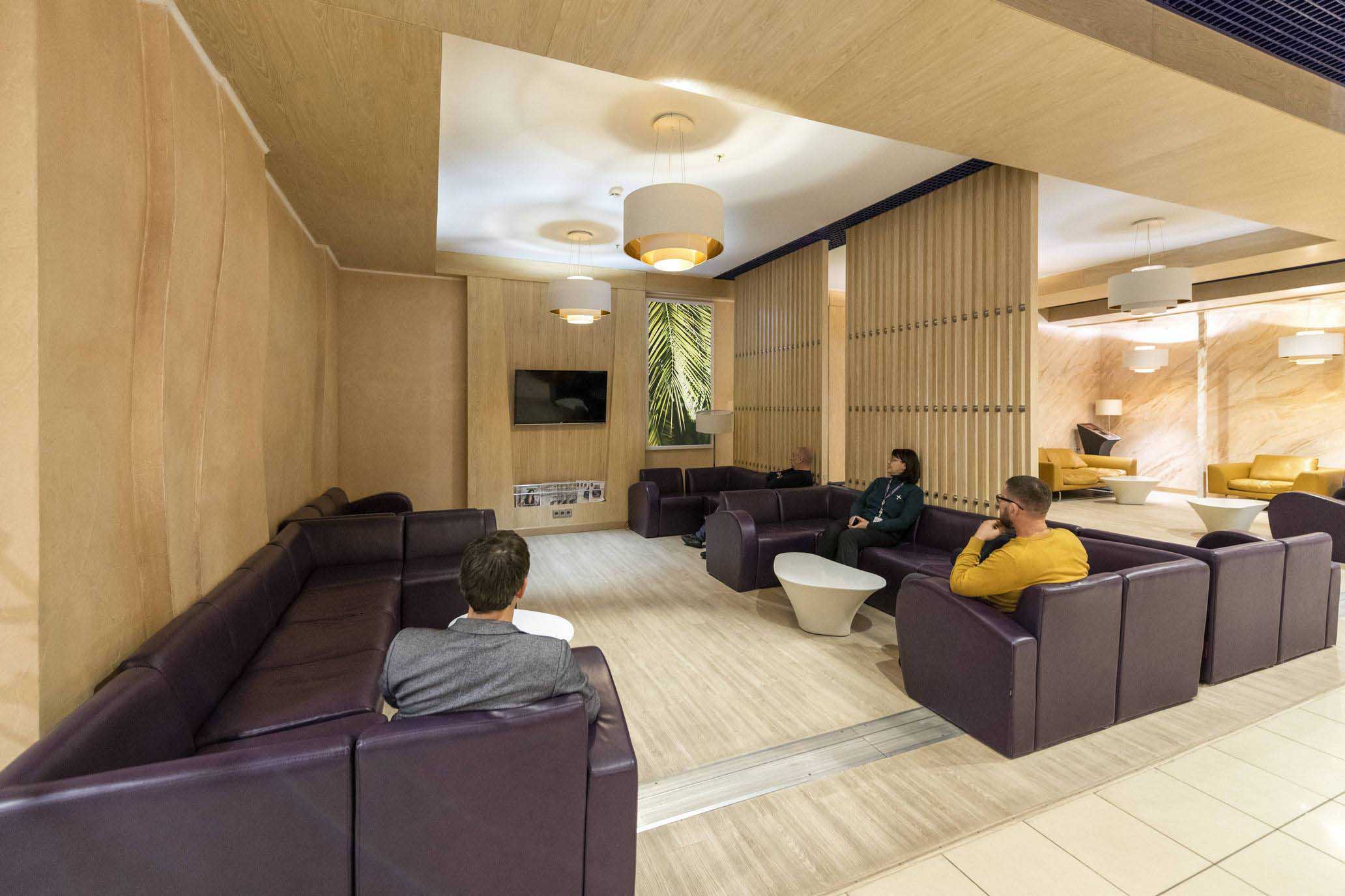 Фотография рекламного носителя, тип: Лайтбокс, адрес: Аэропорт «Международный аэропорт имени В.К. Арсеньева», Владимира Сайбеля ул., д.45, Владивосток, Приморский край, Россия. Сторона/вариант №1042341