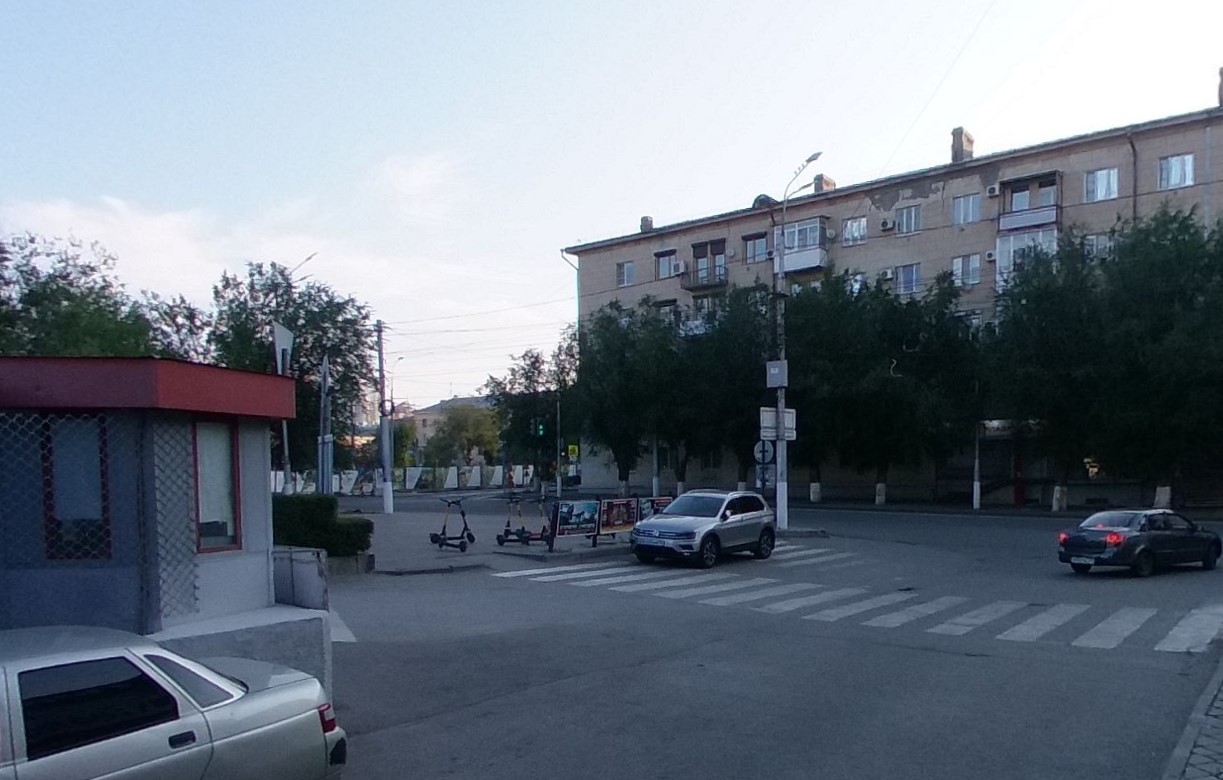 Фотография рекламного носителя, тип: Дорожное ограждение, адрес: Краснознаменская ул., ТЦ Пирамида, Волгоград, Волгоградская область, Россия. Сторона A2 №1072413