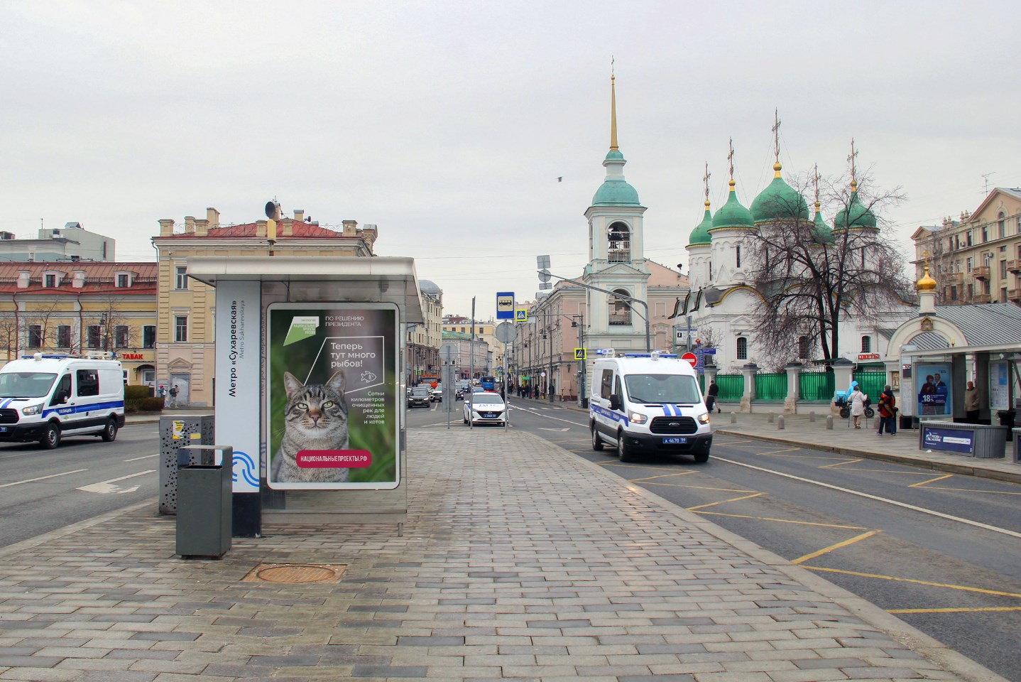 Фотография рекламного носителя, тип: Остановка 1.8x1.2, адрес: Большая Сухаревская пл., ост. "м . "Сухаревская", поз.1, Москва, Россия. Сторона Б1 №706799