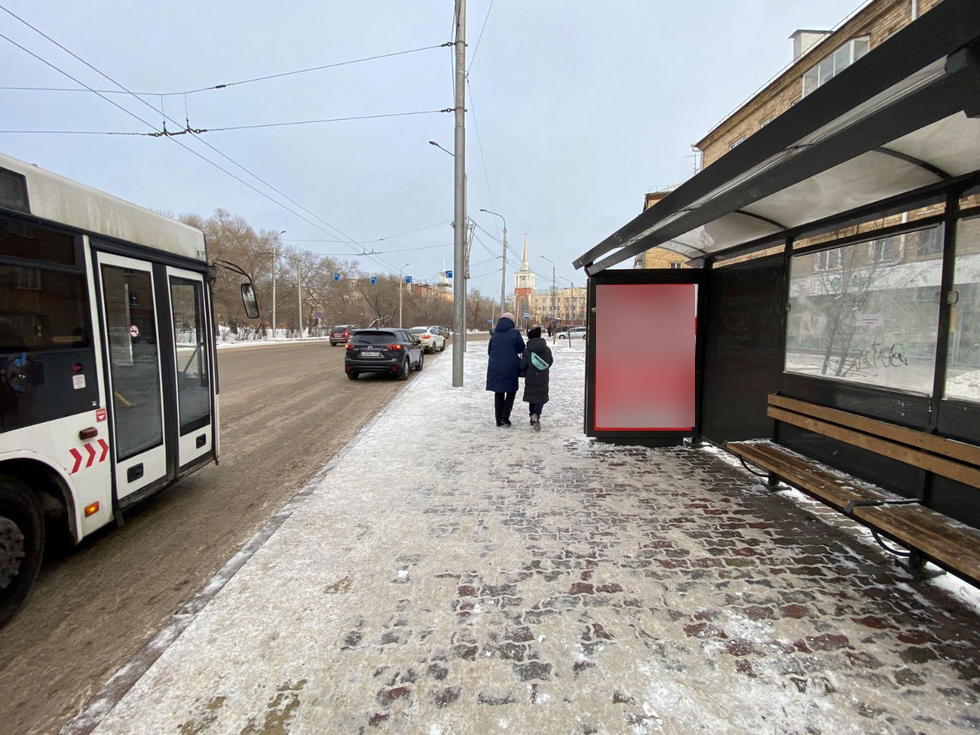 Фотография рекламного носителя, тип: Остановка 1.8x1.2, адрес: Красная пл., д.1, Красноярск, Красноярский край, Россия. Сторона А №1029792