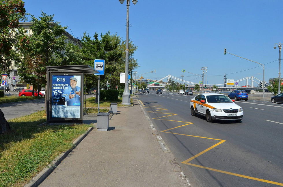 Фотография рекламного носителя, тип: Остановка 1.8x1.2, адрес: Фрунзенская наб. Х Тимура Фрунзе ул., поз.1, Москва, Россия. Сторона Б №335225