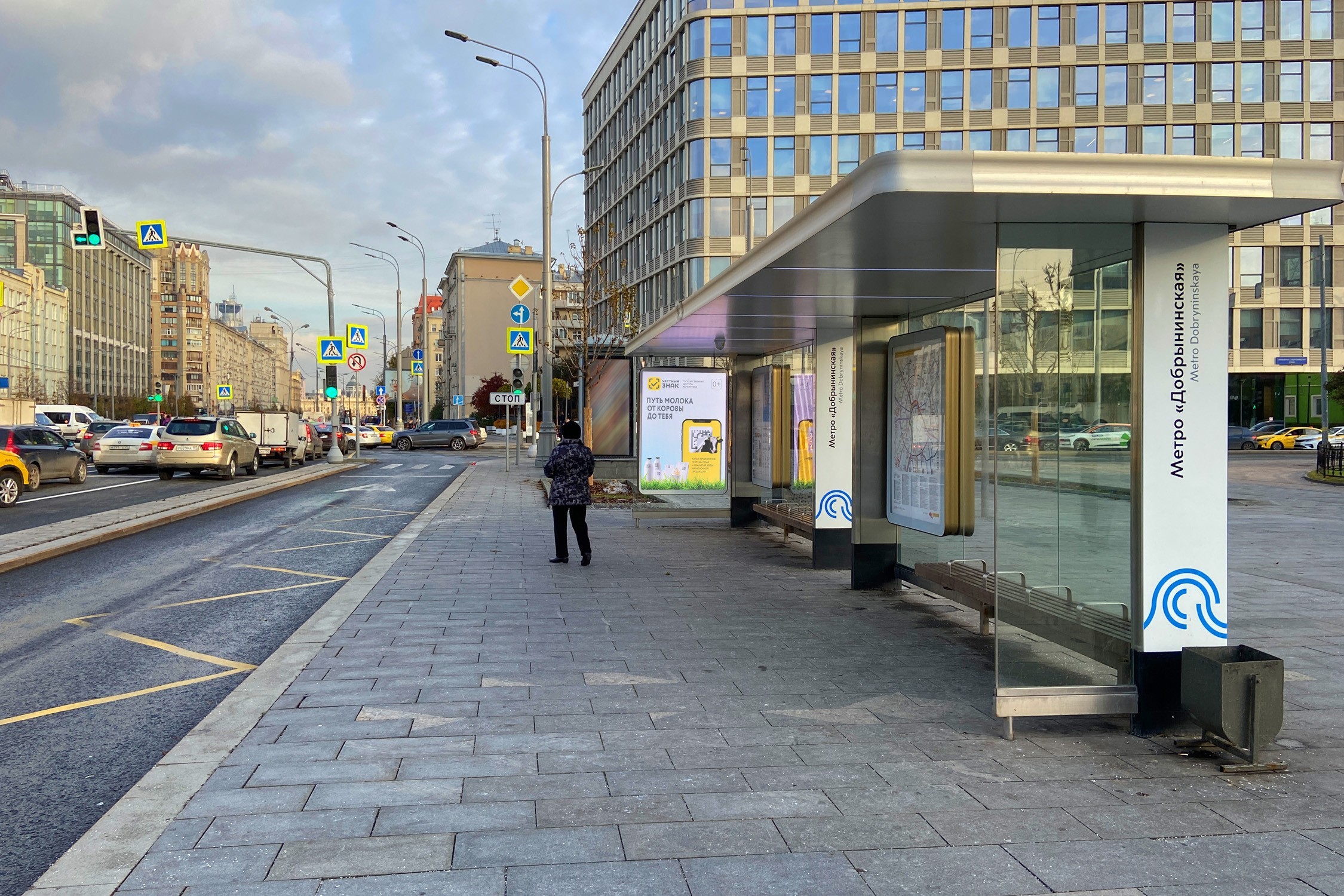 Фотография рекламного носителя, тип: Остановка 1.8x1.2, адрес: Серпуховская пл., ост. метро Добрынинская, Москва, Россия. Сторона Ah1-Ah10 №1074969